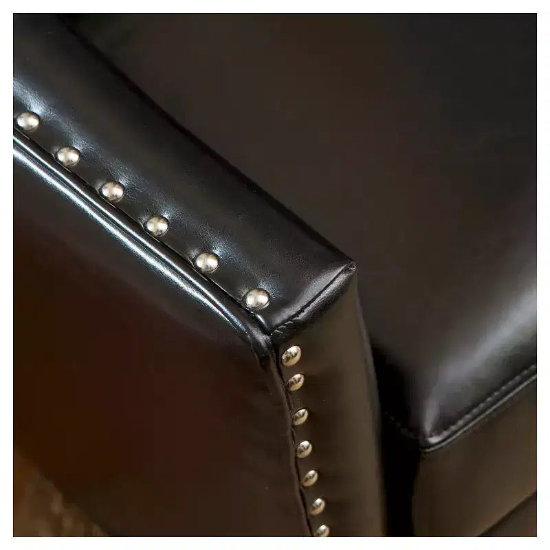 Fauteuil décoré de rivets en laiton