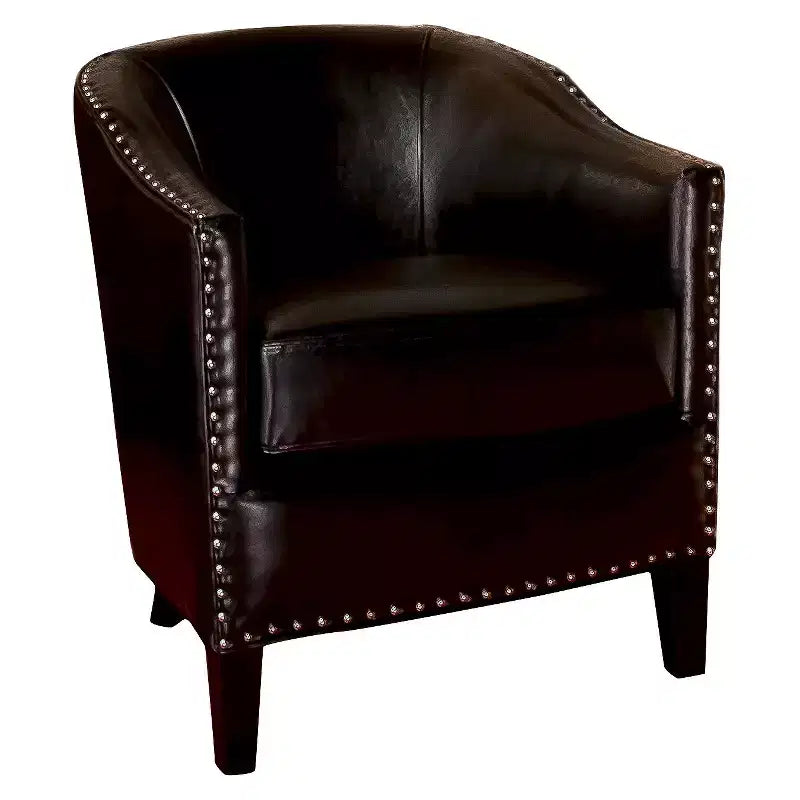 Fauteuil décoré de rivets en laiton
