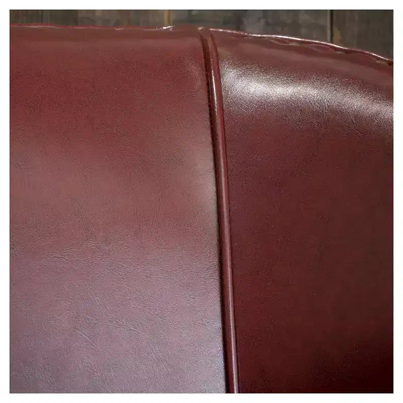 Fauteuil décoré de rivets en laiton