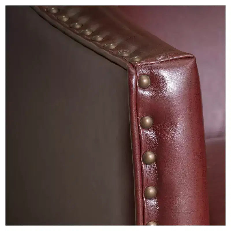 Fauteuil décoré de rivets en laiton