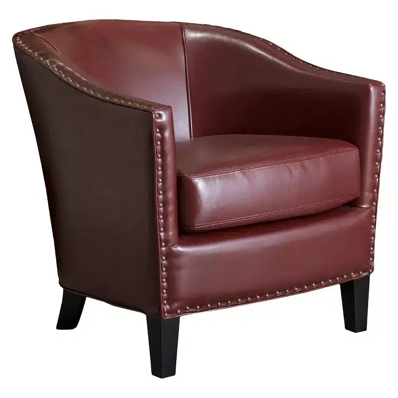 Fauteuil décoré de rivets en laiton