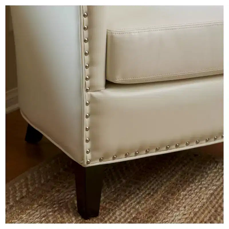 Fauteuil décoré de rivets en laiton