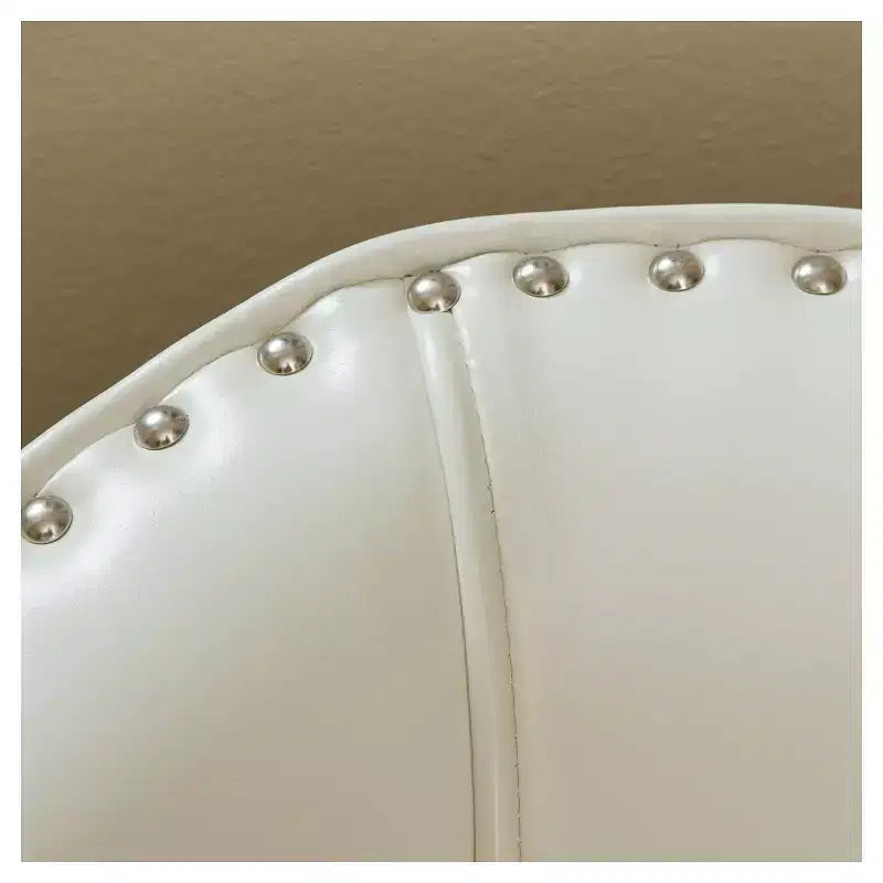 Fauteuil décoré de rivets en laiton
