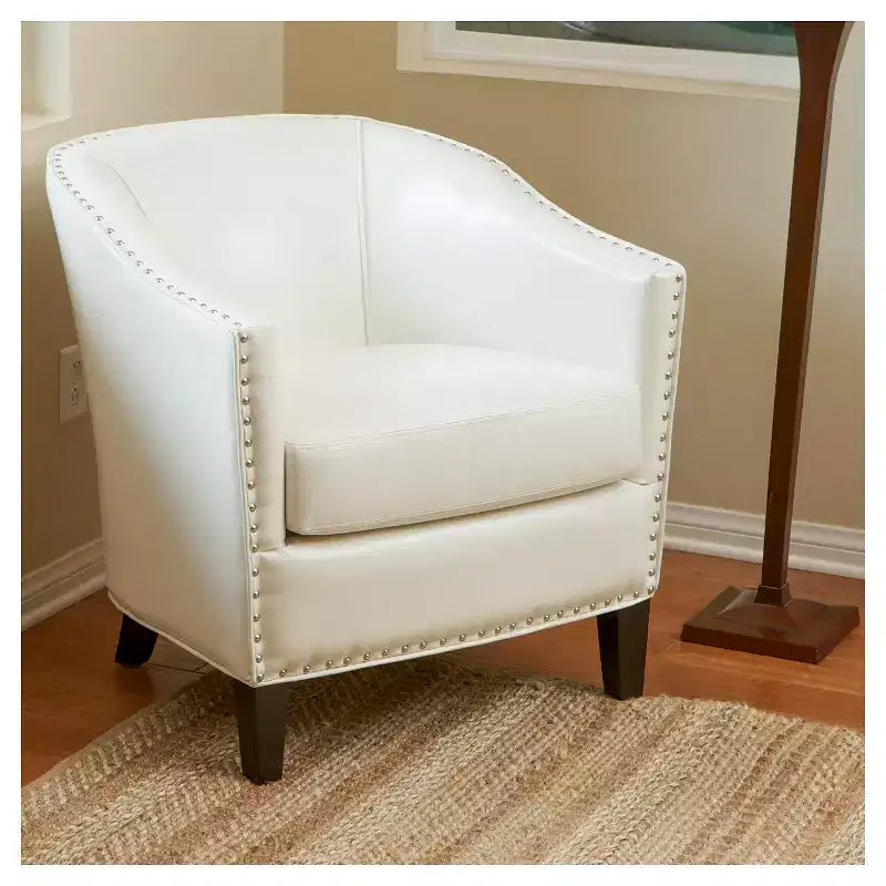 Fauteuil décoré de rivets en laiton