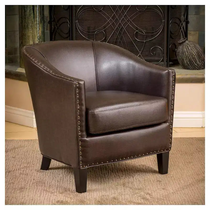 Fauteuil décoré de rivets en laiton
