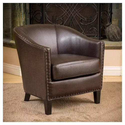 Fauteuil décoré de rivets en laiton