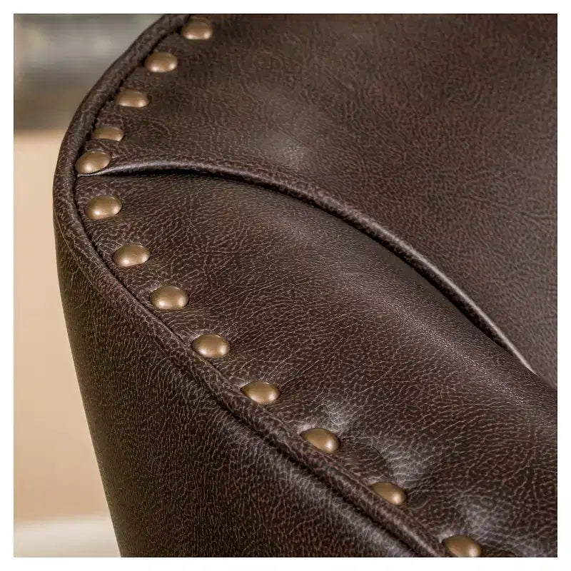 Fauteuil décoré de rivets en laiton
