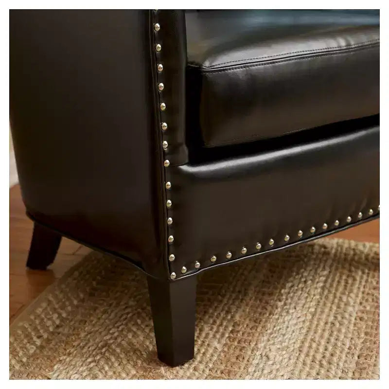 Fauteuil décoré de rivets en laiton