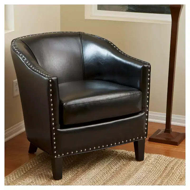 Fauteuil décoré de rivets en laiton