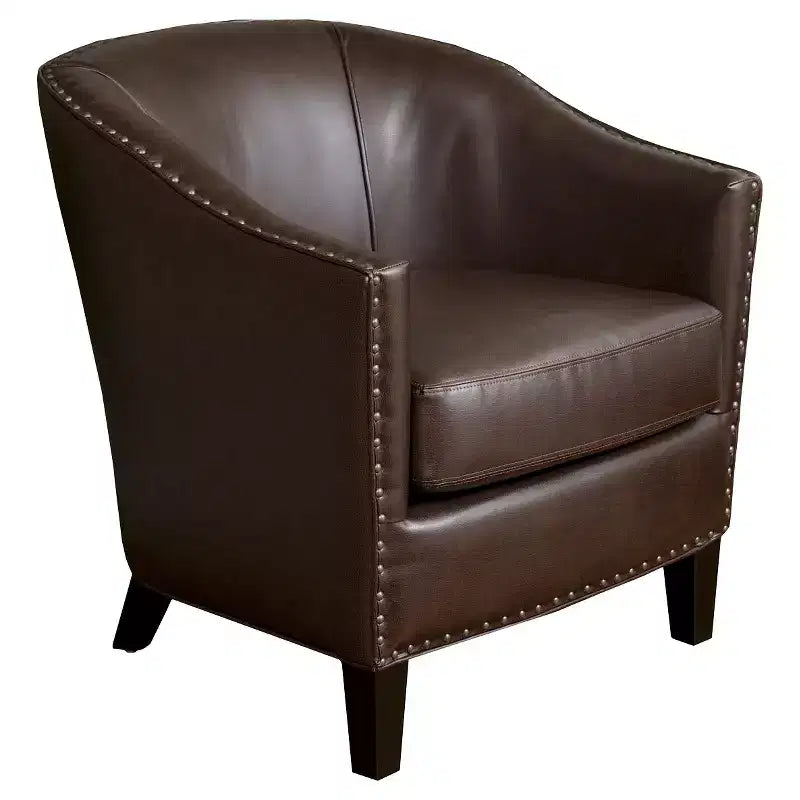 Fauteuil décoré de rivets en laiton
