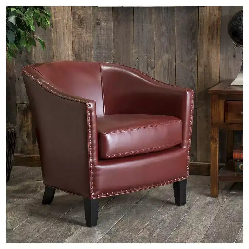 Fauteuil décoré de rivets en laiton