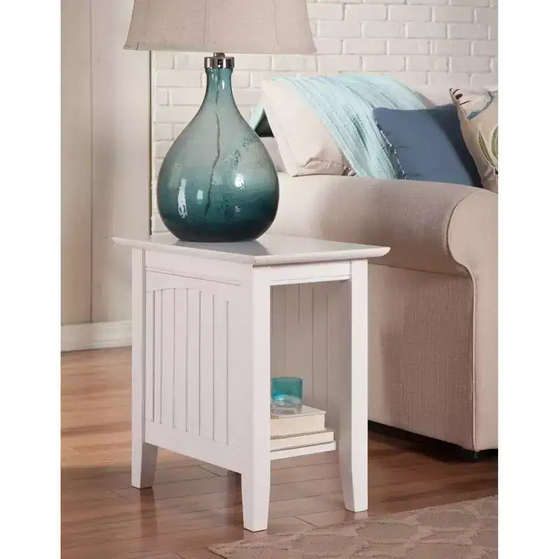 Table d'appoint blanche en bois massif avec panneaux à rainures et languettes